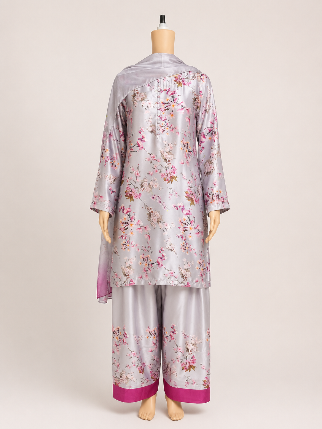 Back mannequin view of the BACTRA Bahar lilac floral three-piece suit